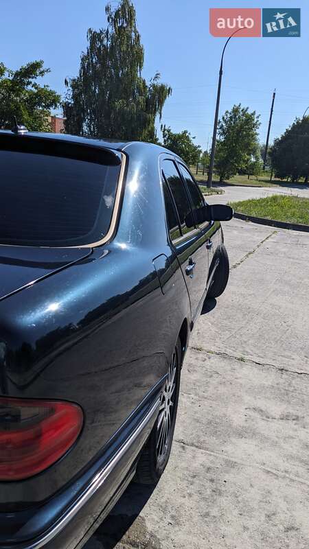 Седан Mercedes-Benz E-Class 2000 в Києві