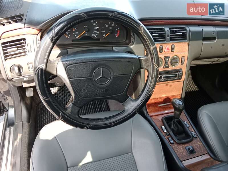 Седан Mercedes-Benz E-Class 1996 в Самборі