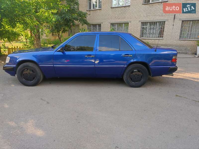 Седан Mercedes-Benz E-Class 1986 в Днепре