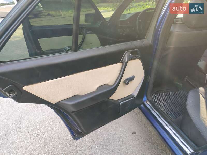 Седан Mercedes-Benz E-Class 1986 в Днепре