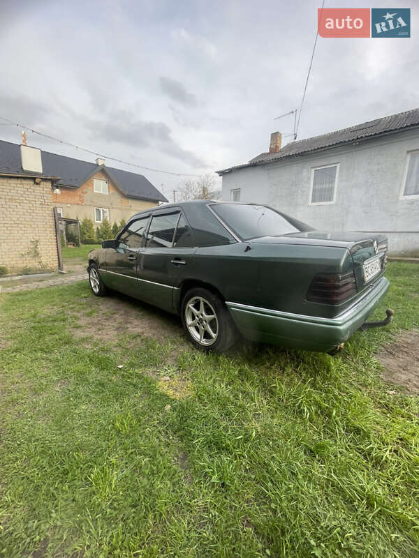 Седан Mercedes-Benz E-Class 1989 в Львове