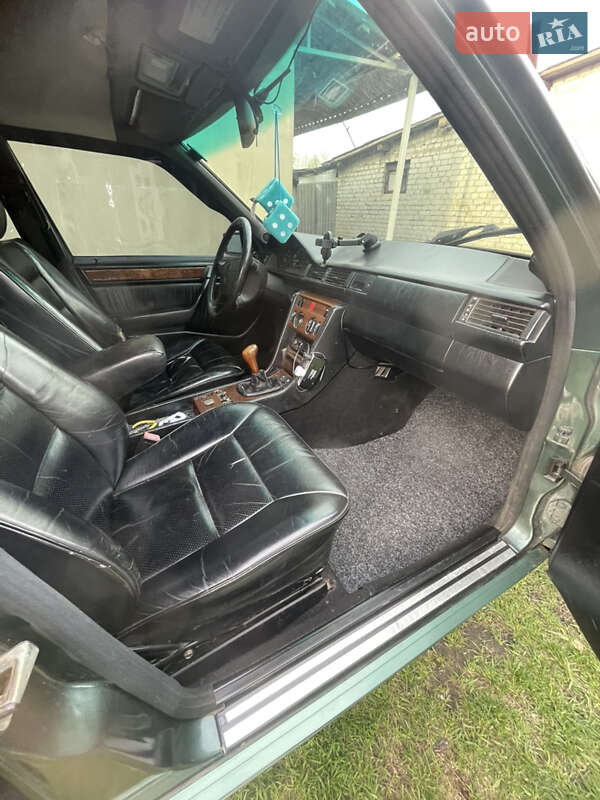 Седан Mercedes-Benz E-Class 1989 в Львове