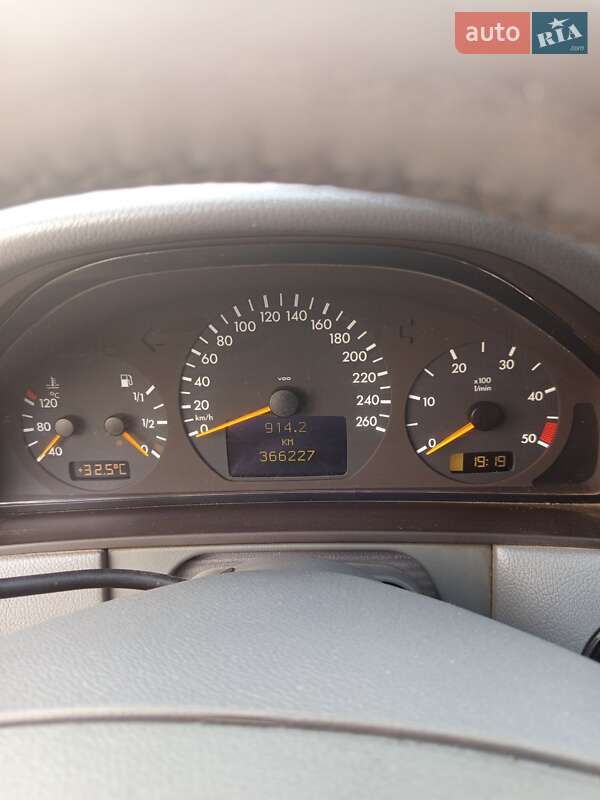 Седан Mercedes-Benz E-Class 2001 в Ярмолинцах