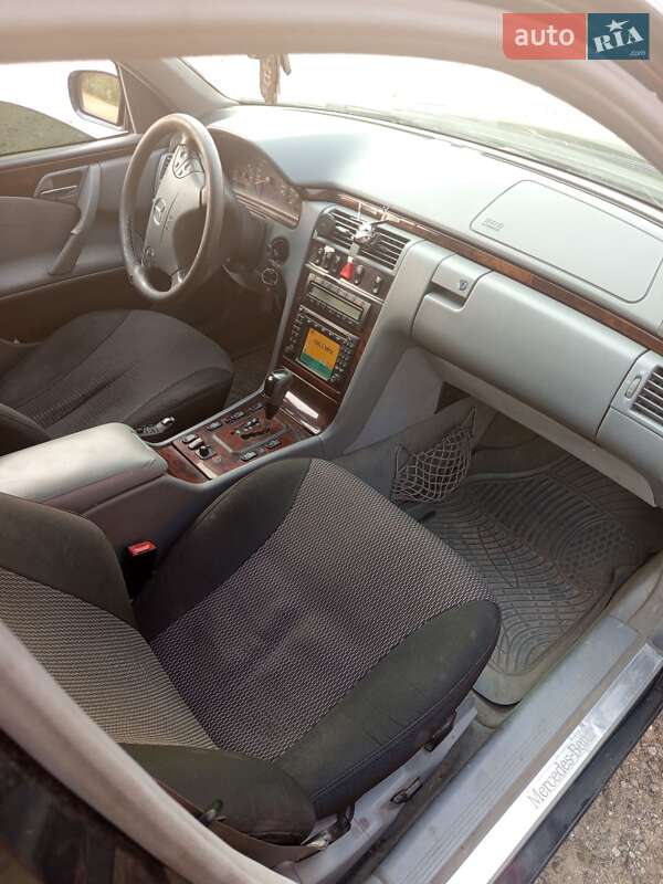 Седан Mercedes-Benz E-Class 2001 в Ярмолинцах