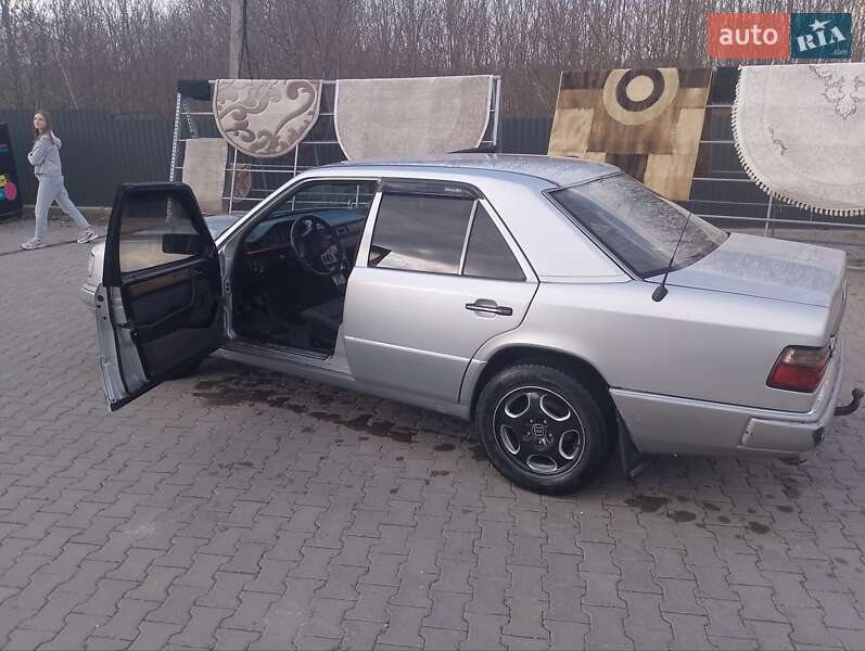 Седан Mercedes-Benz E-Class 1986 в Кицмани