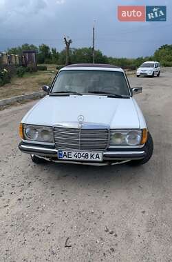 Седан Mercedes-Benz E-Class 1982 в Каневе