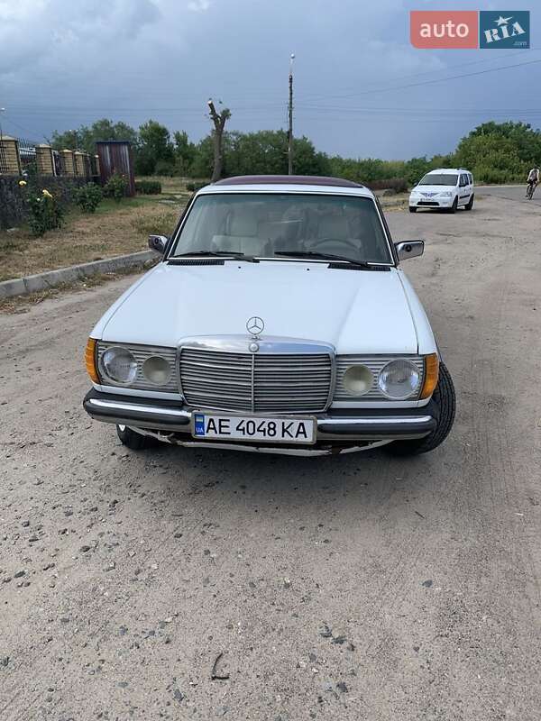 Седан Mercedes-Benz E-Class 1982 в 