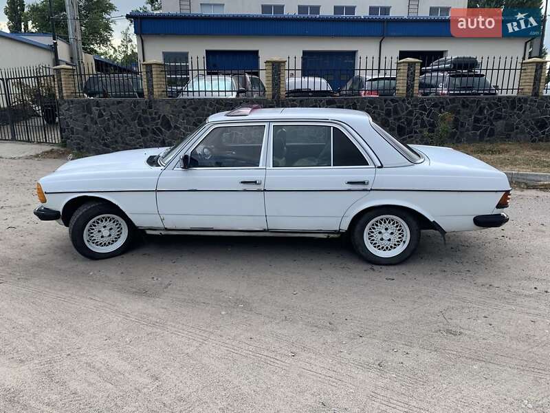 Седан Mercedes-Benz E-Class 1982 в Каневе