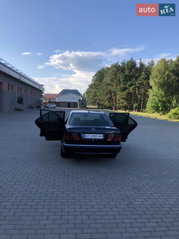 Седан Mercedes-Benz E-Class 2001 в Костополе