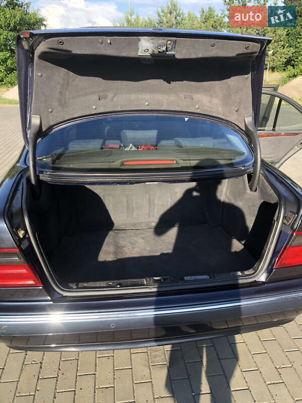 Седан Mercedes-Benz E-Class 2001 в Костополе