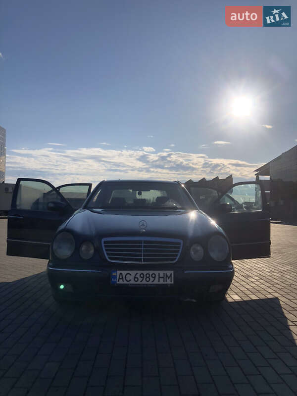 Седан Mercedes-Benz E-Class 2001 в Костополе