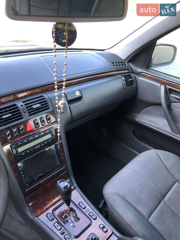 Седан Mercedes-Benz E-Class 2001 в Костополе