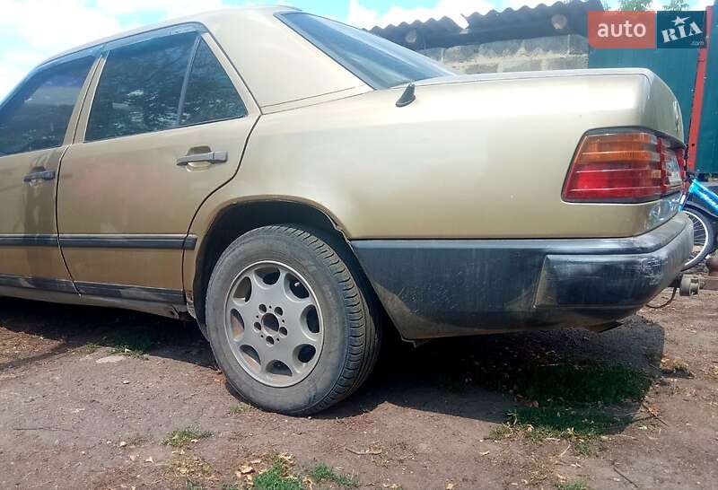 Седан Mercedes-Benz E-Class 1988 в Новомиргороде