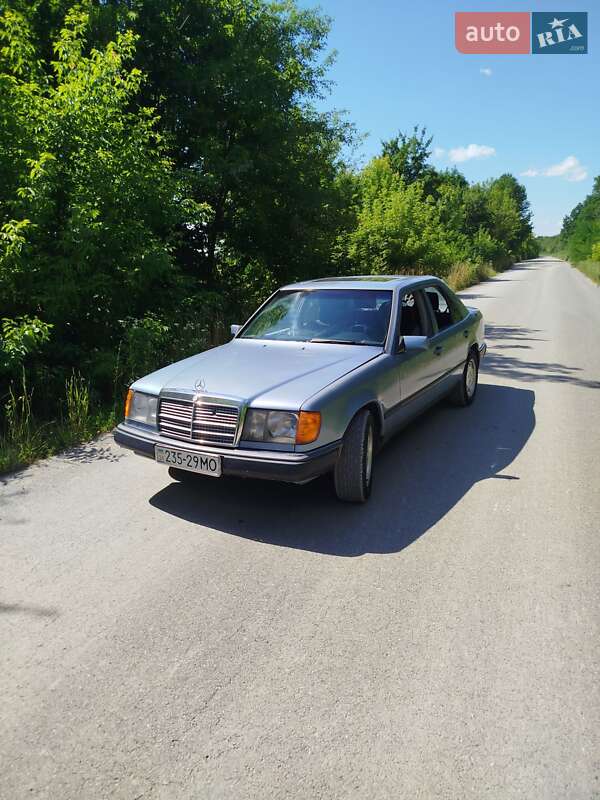 Седан Mercedes-Benz E-Class 1987 в 