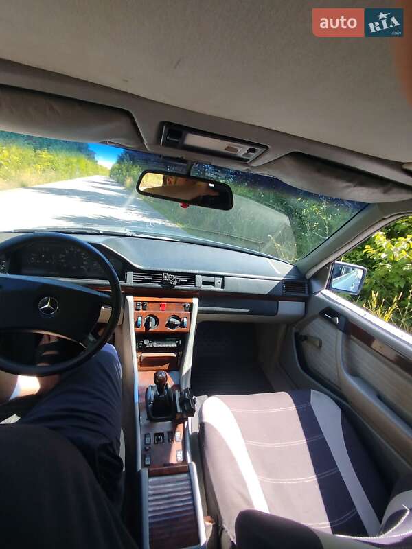 Седан Mercedes-Benz E-Class 1987 в Гусятине