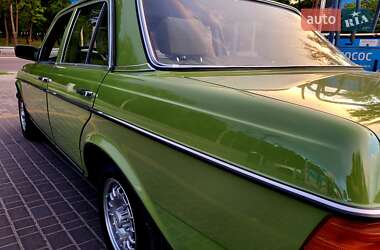Седан Mercedes-Benz E-Class 1984 в 