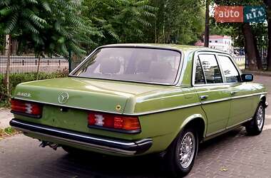 Седан Mercedes-Benz E-Class 1984 в 