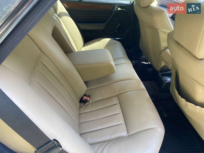Седан Mercedes-Benz E-Class 1989 в Житомире