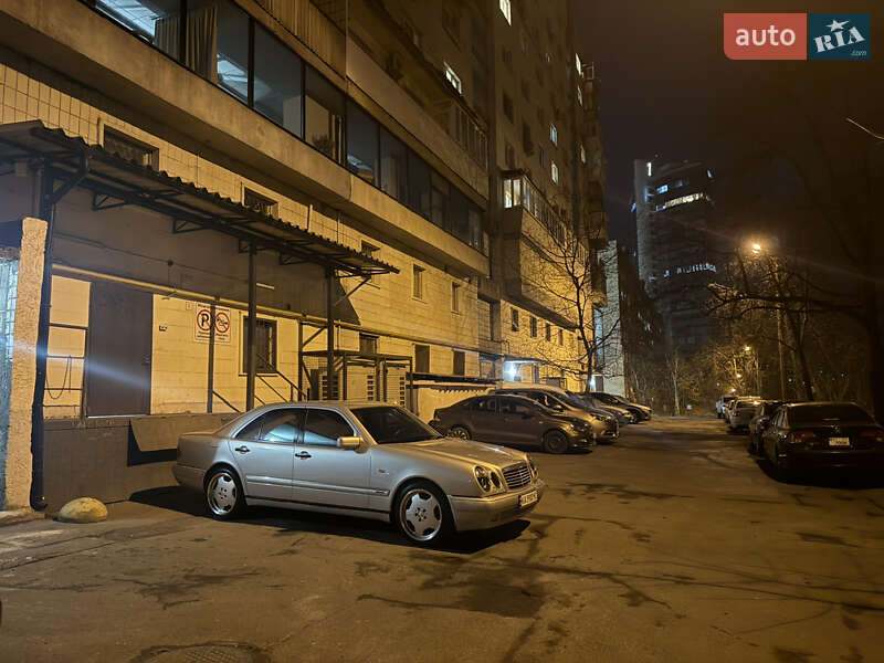 Седан Mercedes-Benz E-Class 1999 в Киеве
