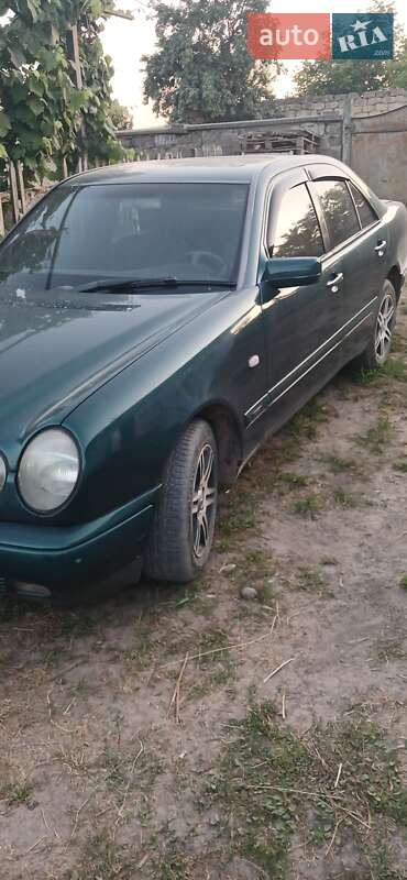 Седан Mercedes-Benz E-Class 1997 в Чернівцях