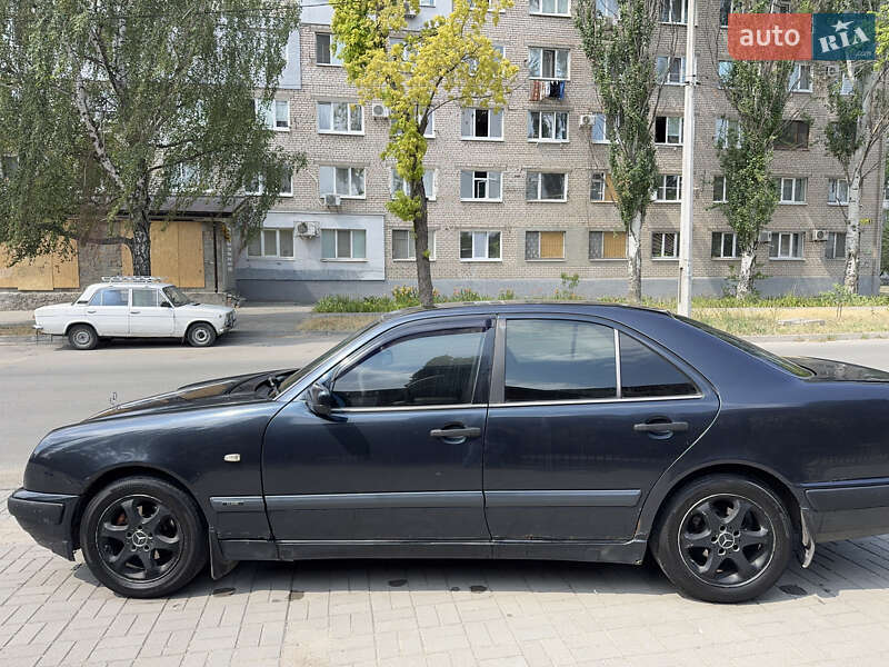 Седан Mercedes-Benz E-Class 1996 в Запорожье