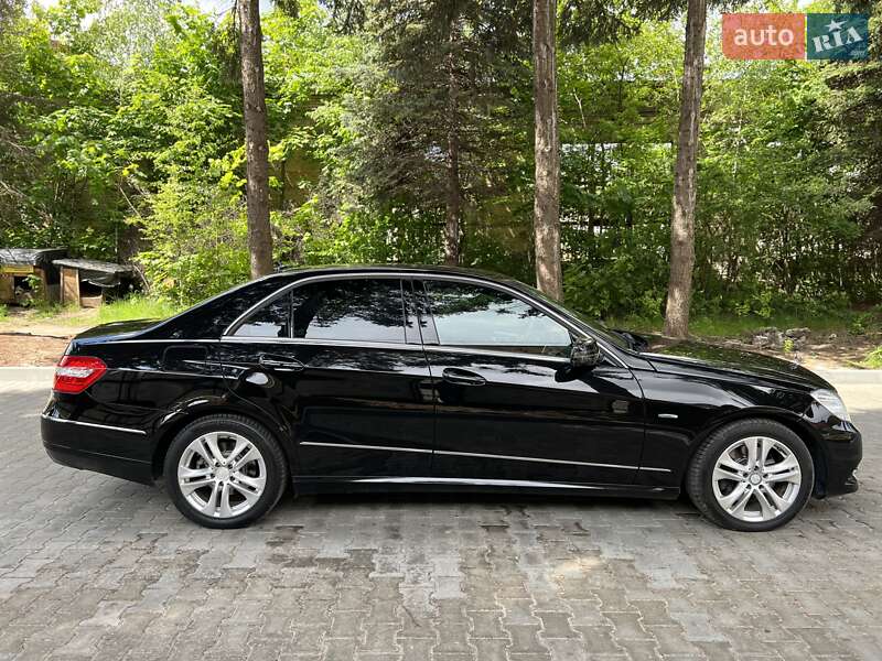 Седан Mercedes-Benz E-Class 2012 в Львове