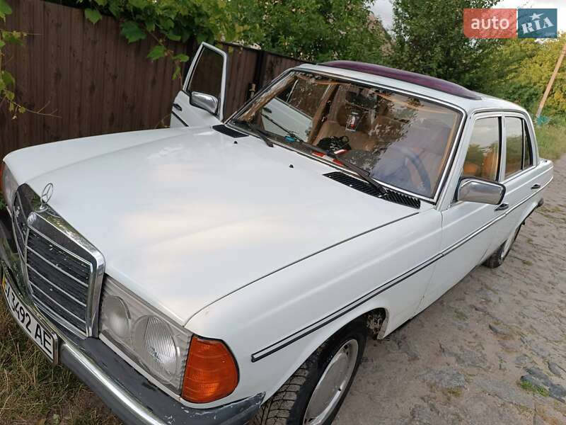 Седан Mercedes-Benz E-Class 1981 в Славуті