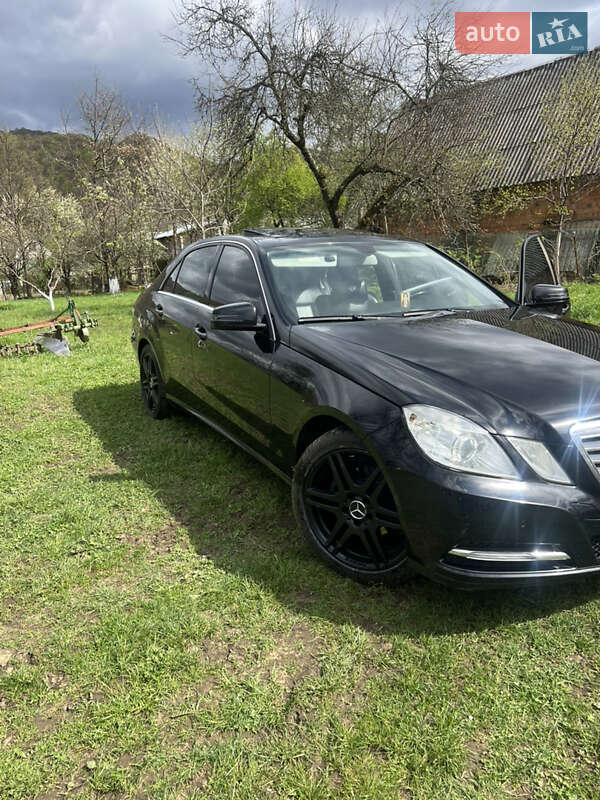 Седан Mercedes-Benz E-Class 2012 в Хусте