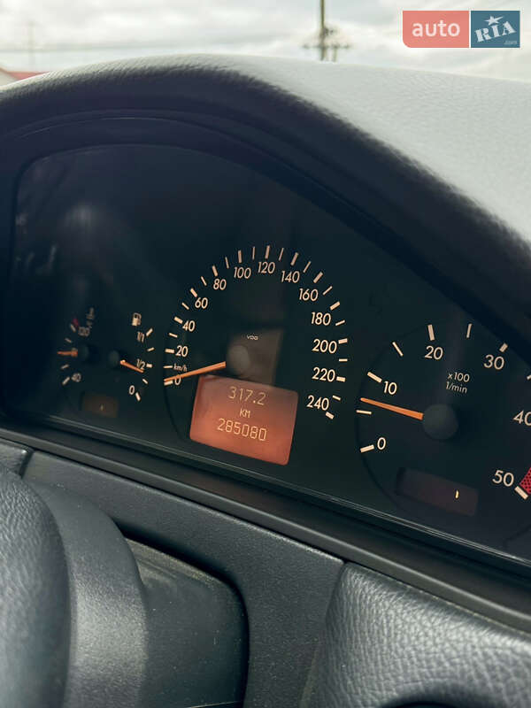 Седан Mercedes-Benz E-Class 2000 в Городке