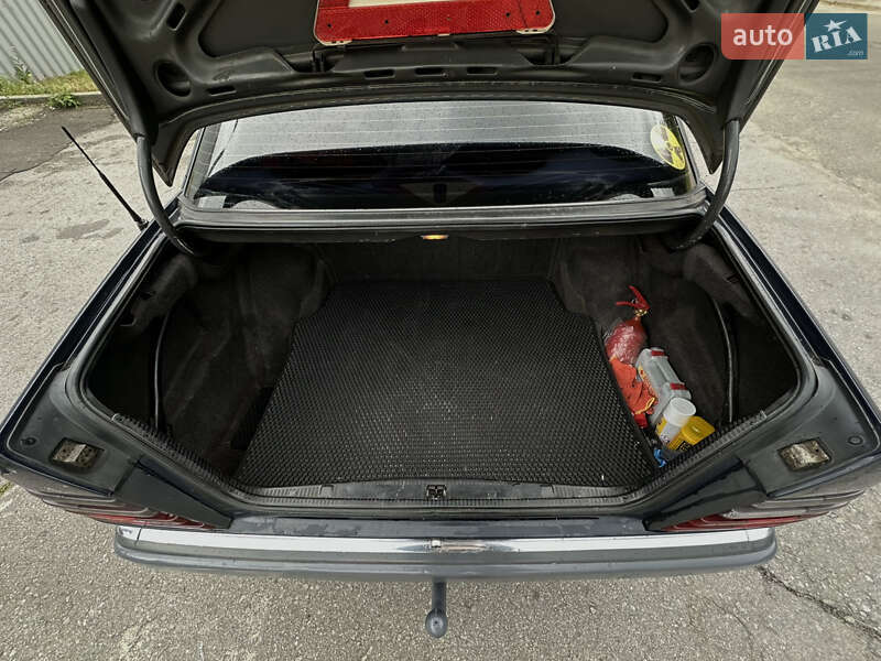 Седан Mercedes-Benz E-Class 1988 в Малині