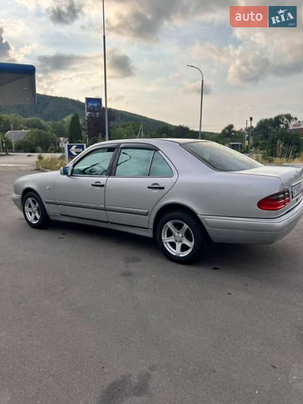 Седан Mercedes-Benz E-Class 1996 в Надворной