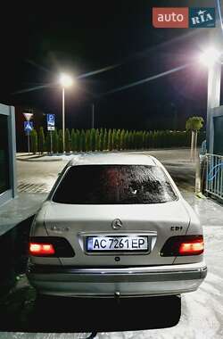 Седан Mercedes-Benz E-Class 2001 в 
