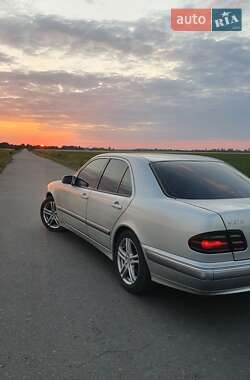 Седан Mercedes-Benz E-Class 2001 в 