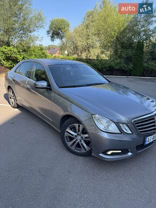Седан Mercedes-Benz E-Class 2010 в Обухові