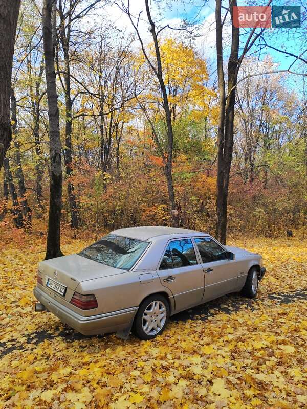 Седан Mercedes-Benz E-Class 1995 в Краснограді