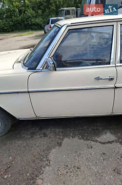 Седан Mercedes-Benz E-Class 1974 в 