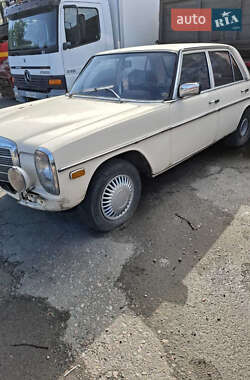 Седан Mercedes-Benz E-Class 1974 в 