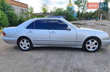 Седан Mercedes-Benz E-Class 2000 в  фото 5 Седан Mercedes-Benz E-Class 2000 в
