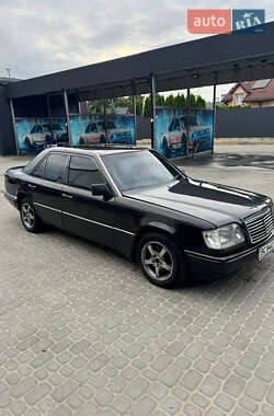Седан Mercedes-Benz E-Class 1993 в Львові