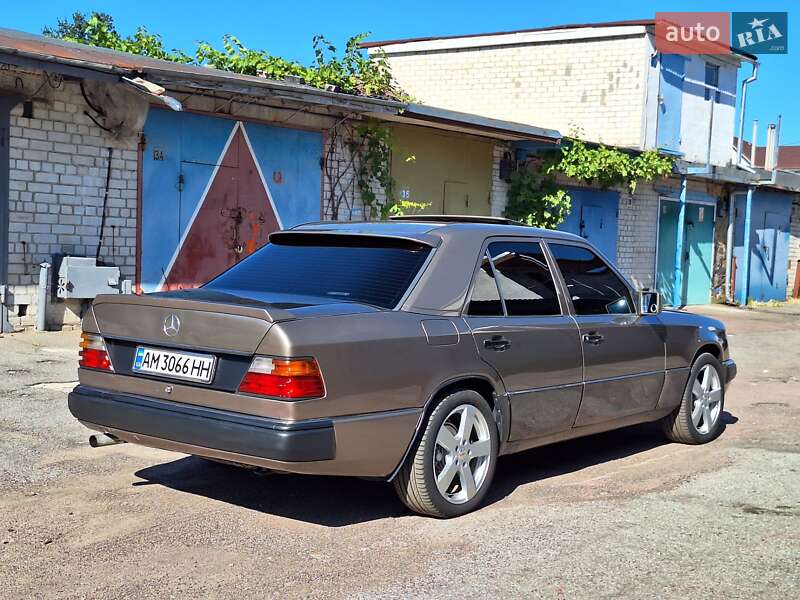Седан Mercedes-Benz E-Class 1989 в Житомире