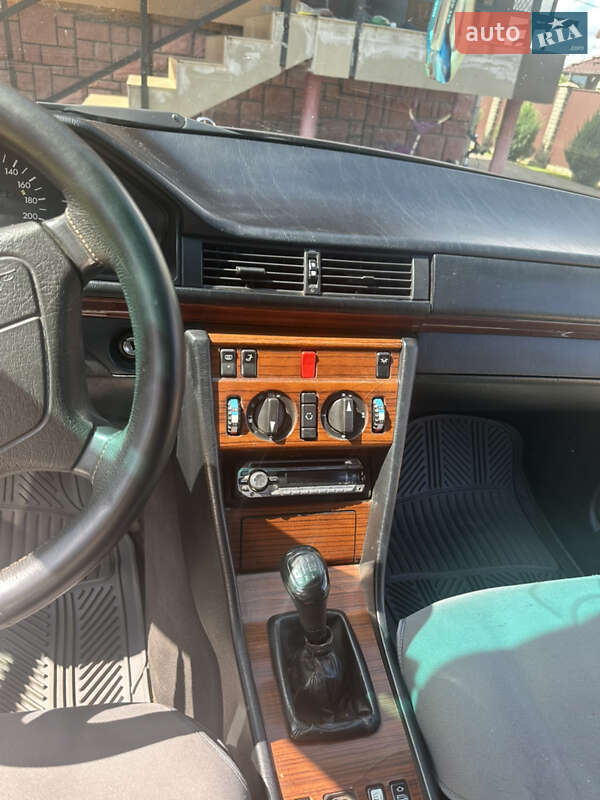 Седан Mercedes-Benz E-Class 1994 в Долині фото 9 Седан Mercedes-Benz E-Class 1994 в Долині