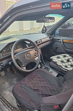 Седан Mercedes-Benz E-Class 1985 в Черновцах