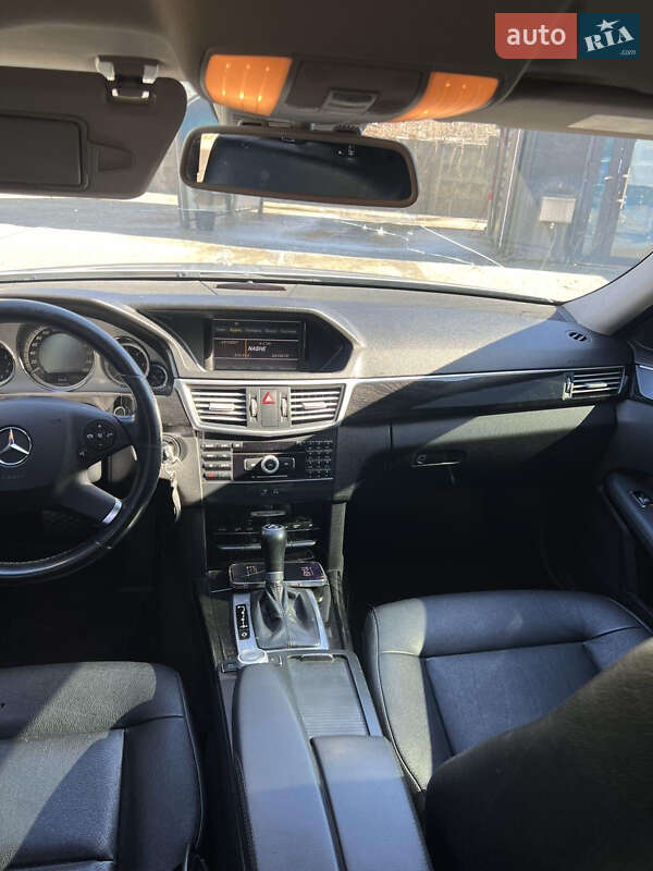 Седан Mercedes-Benz E-Class 2011 в Львове