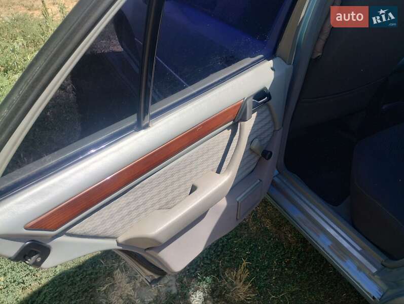 Седан Mercedes-Benz E-Class 1992 в Веселинове