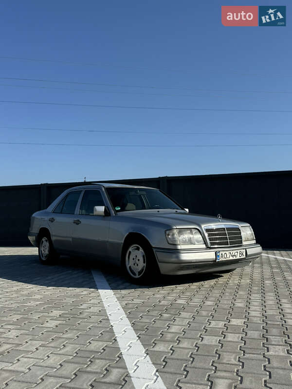 Седан Mercedes-Benz E-Class 1993 в Иршаве