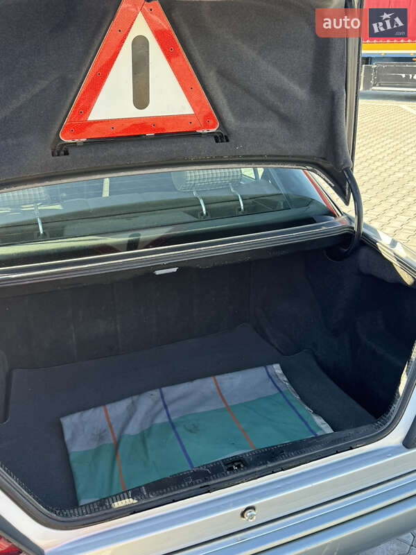 Седан Mercedes-Benz E-Class 1993 в Иршаве