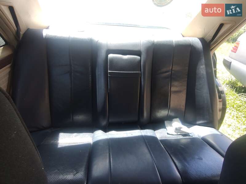 Седан Mercedes-Benz E-Class 1989 в Яремче