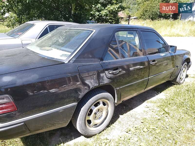 Седан Mercedes-Benz E-Class 1989 в Яремче