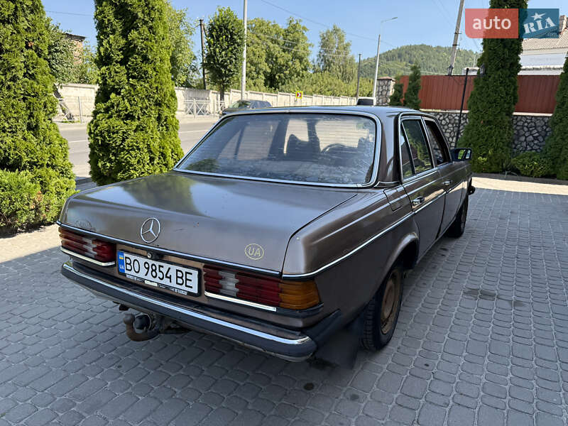 Седан Mercedes-Benz E-Class 1983 в Кременці