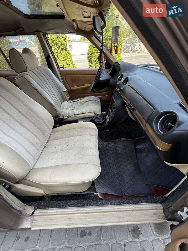 Седан Mercedes-Benz E-Class 1983 в Кременці